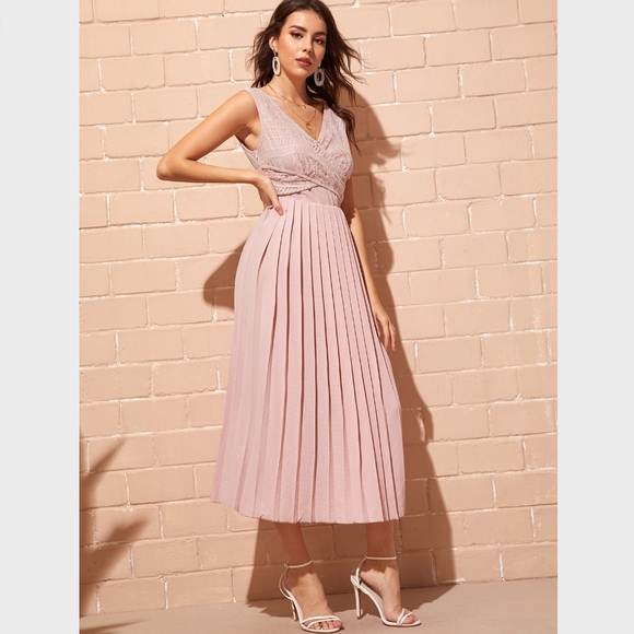 Lace Detailed V-Neck Pink Midi Pleated Dress - Picture 2 of 6